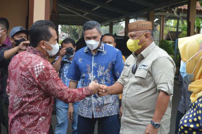 Sekda Jepara, Edy Sujatmiko saat menyambut Gubernur Gorontalo Rusli Habibie dan rombongan.(Foto:SN/dok-hp)