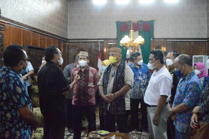 Gubernur Gorontalo, Rusli Habibie dialog dengan salah seorang pengusaha di Jepara.(Foto:SN/dok-hp)