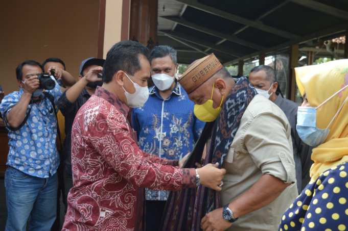 Sekda Jepara Edy Sujatmiko saat mengalungkan syal tenun Troso kepada Gubernur Gorontalo Rusli Habibie.(Foto:SN/dok-hp)