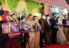 Bupati Jepara Dian Kristiandi bersama pasangan pengantin yang menerima mahar secara simbolis