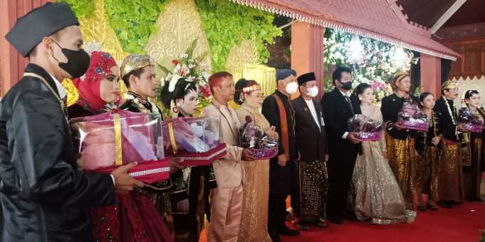 Bupati Jepara Dian Kristiandi bersama pasangan pengantin yang menerima mahar secara simbolis