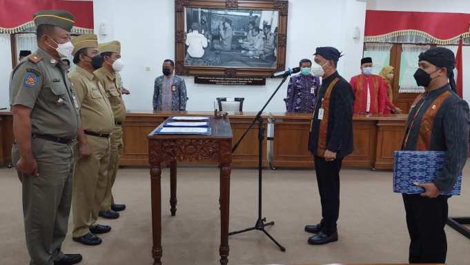 Bupati Jepara Dian Kristiandi saat memimpin serah terima materil.(Foto:SN/dpk-hp)