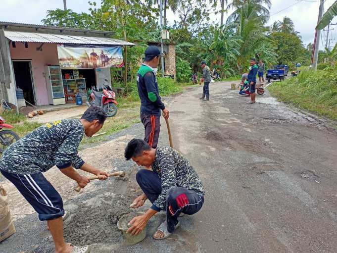 Para pemuda tengah berotong-royong menambal jalan yang rusak di Karimunjawa.(Foto:SN/dok-hp)