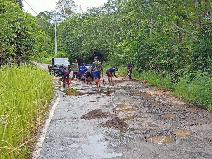 Para pemuda berupaya menambal ruas jalan yang rusak di Karimunjawa, Jepara.(Foto:SN/dok-hp)