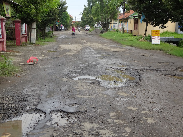 Kondisi ruas jalan Hang Tuah di Desa Bajomulyo, Kecamatan Juwana yang menyambung di ujungnya, masuk Desa Kudukeras juga di kecamatan setempat.(Foto:SN/aed)