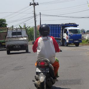 Jembatan Juwana I yang umurnya sudah tua memang saatnya untuk digantikan dengan jembatan baru (atas) dan dari Jembatan Juwana I, langsung bertemu ujung pertigaan ruas jalan Juwana-Rembang (bawah).(Foto:SN/aed)