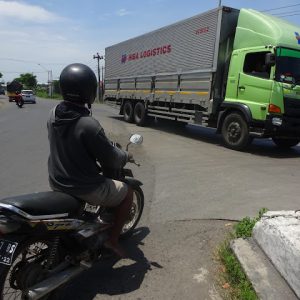 Kondisi jembatan lama Juwana atau Juwana I yang sudah tidak mungkin digeser lagi lokasinya kecuali dengan membebaskan bangunan dan tanah milik warga (atas) dan arus lalulintas dari timur dan barat saat memasuki pertigaan Tjongyok, di Bumirejo (bawah).(Foto:SN/aed)