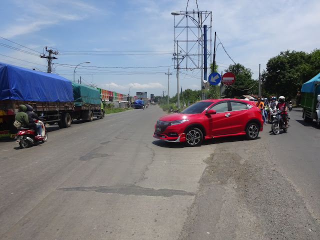 Para pengendara motor dari barat saat melintas di Jembatan Juwana 1 (atas) dan rombongan pengendara lainnya dari arah sama saat hendak berbelok kanan (barat), masuk ke ruas jalan nasional, untuk berganti masuk ke jalan pertolongan di Desa Bumirejo (bawah).(Foto:SN/aed)