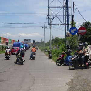 Arus lalulintas dari Jembatan Juwana lama (barat) ke timur,  masuk ke ruas jalan nasional untuk kembali menuju ke barat, masuk ke jalan pertolongan, di Desa Bumirejo, Kecamatan Juwana.(Foto:SN/aed)