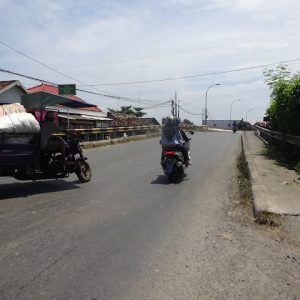 Arus lalulintas dari barat yang tiap hari melintas di Jembatan Juwana I atau jembatan lama (atas) dan arus lalulintas yang tiap hari keluar masuk baik dari ruas jalan nasional ke jalan pertolongan di timur Jembatan Juwana II, masuk Desa Bumirejo, Kecamatan Juwana (bawah).(Foto:SN/aed)