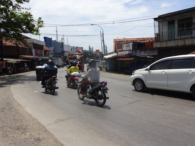 Sebuah truk gandeng dari timur yang melintas di Jl P Sudirman Juwana yang memang menjadi jalur yang harus dilewati saat hendak bermanuver untuk berbelok ke kiri (barat) di lampu pengatur lalulintas perempatan Alun-alun Juwana.(Foto:SN/aed)