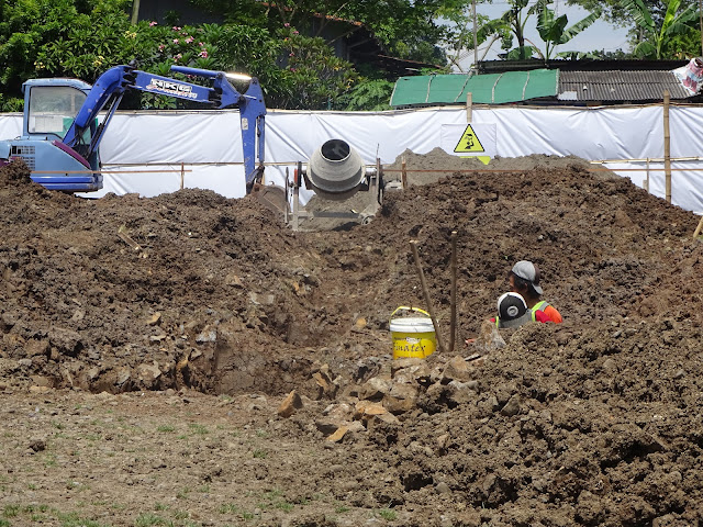 Pelaksana lapangan rekanan pemenang tender paket pekerjaan pembangunan RPH CV Hokage Pati, Arga (bertopi hitam), tengah mengecek kedalaman lubang pondasi bangunan utama.(Foto:SN/aed)