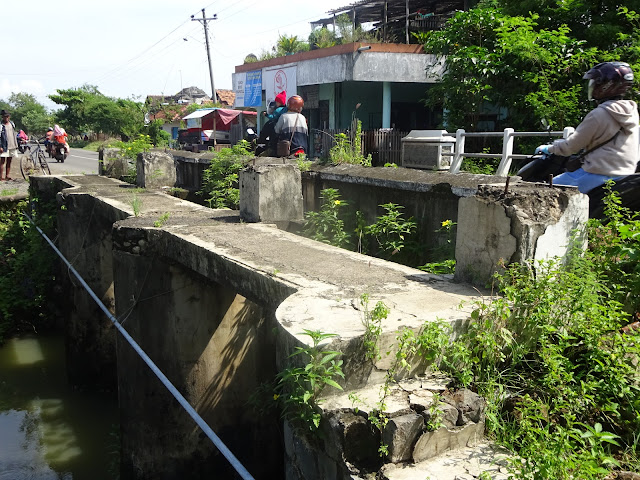 Jembatan dan Bendung di alur Kali Selok, desa Langgenharjo, Kecamatan Juwana atau di ruas jalan raya Juwana-Tayu