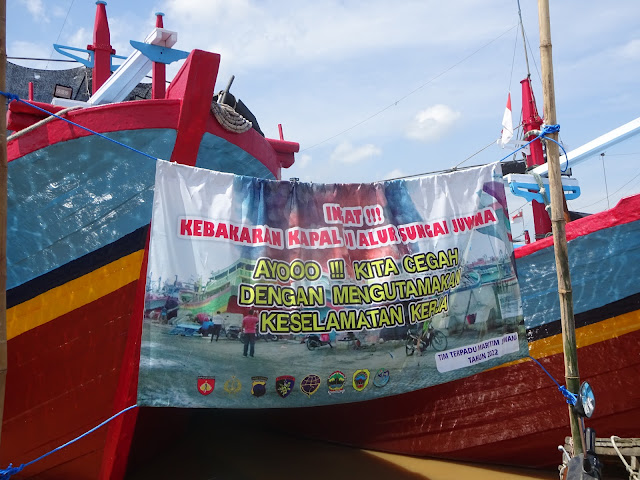 Kapal-kapal penangkap ikan yang berdatangan setelah melelangkan ikan hasil tangkapnya segera mencari tempat sandar di sepanjang tepi alur Kali Juwana.(Foto:SN/aed)