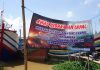 Spanduk peringatan dini adanya ancaman kebakaran kapal penangkap ikan yang saat menjelang dan sesudah Lebaran banyak yang sandar di tepi alur Kali Juwana.(Foto:SN/aed)