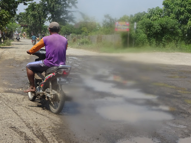 Akses ruas jalan Pati-Gabus, di Desa Banjarsari, Kecamatan Gabus yang peningkatannya menggunakan pelapisan aspal, bukan rigid beton seperti ditiga lokasi lainnya.(Foto:SN/aed)