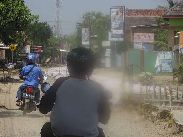 Pelaksanaan paket pekjerjaan peningkatan ruas jalan Pati-Gabus yang baru memasuki tahap pembetonan sepanjang 400 meter dari Desa Banjarsari ke Genpolsari, Kecamatan Gabus.(Foto:SN/aed)