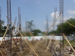 Rangkaian kerangka besi untuk kolom bangunan utama Rumah Potong Hewan (RPH) Pati, seluruhnya sudah berdiri, untuk dilanjutkan dengan pengecoran beton.(Foto:SN/aed)