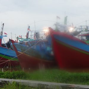 Kapal penangkap ikan di Juwana yang baru kembali dari melaut saat harus tambat di sepanjang pinggir alur Juwana atau yang juga dikenal dengan Bengawan Silugonggo.(Foto:SN/aed)