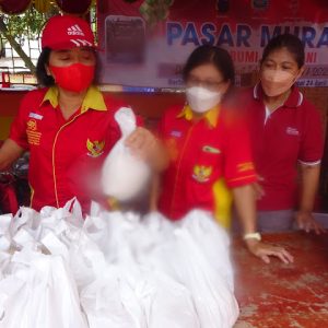 Ibu-ibu yang melayani pembelian di Pasar Murah Pati Bumi Mina Tani, tengah mempersiapkan barang-barang makanan/minuman persediaan Lebaran. Pasar murah tersebut digelar di halaman Kelenteng Hok Tik Bio Pati.(Foto:SN/aed)