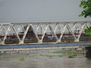 Jembatan Juwana I atau Jembatan Lama Juwana dilihat dari hilir yang kondisi bentang konstruksinya sudah mengalami penurunan, melibihi batas toleransi maksimal.(Foto:SN/aed)