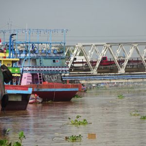 Camat Juwana Sunaryo (atas) dan Jembatan Juwana yang sudah saatnya harus ditinggikan dari permukaan alur Kali Juwana (bawah).(Foto:SN/aed)