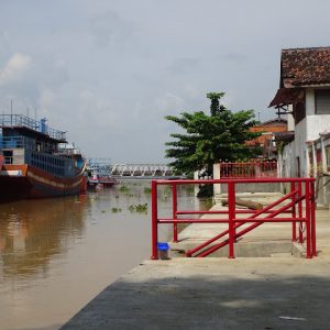 Dermaga di depan Kelenteng Tjoe Tik Bio Juwana yang berlokasi di pinggir alur kali tersebut, sampai Selasa (26/April) kemarin masih bebas dari tempat tambat labuh kapal penangkap ikan.(Foto:SN/aed)