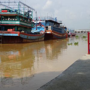 Kapal-kapal penangkap ikan berukuran besar yang tambat labuh di hilir Jembatan Juwana I di ruas jalan Juwana-Rembang, semua tertib tidak ada yang sampai melintang menutup alur kali.(Foto:SN/aed)