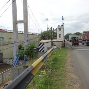 Jika pembangunan Jembatan Juwana Baru lokasinya digeser ke utara, mulai dari ujungnya (barat) saja sudah menabrak selain bangunan milik warga juga harus membongkar jaringan pipa PDAM yang airnya sangat dibutuhkan warga untuk keperluan sehari-hari.(Foto:SN/aed)