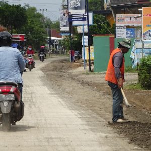 Rigid beton, sebagian atau sisi kanan ruas jalan Pati-Gabus sepanjang 400 meter sudah dilewati pengguna jalan yang berkendara roda dua.(Foto:SN/aed)