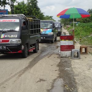 Bagian ruas jalan Pati-Gabus yang konstruksinya tidak ditingkatkan dengan rigid beton melainkan pelapisan aspal biasa, tapi bahu jalan sisi kanan (barat) sudah dicor dengan beton tebal 12 cm.(Foto:SN/aed)