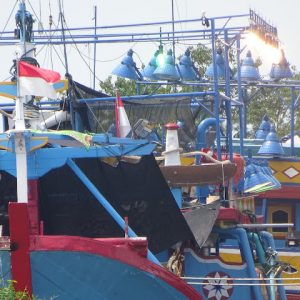 Tambat labuhnya kapal penangkap ikan yang sudah mengambil lokasi jauh ke hilir Pulau Seprapat Juwana, hal itu menandakan sudah banyak kapal penangkap ikan kembali dari melaut karena para ABK-nya hendak ber-Lebaran.(Foto:SN/aed)