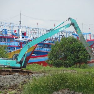 Lima dari tujuh ekskavator yang melaksanakan pekerjaan pengerukan tanah dari kolam tambat kapal di kawasan Pulau Seprapat Juwana, hanya tinggal dua yang melakukan kegiatan hari terakhir menjelang Lebaran.(Foto:SN/aed)