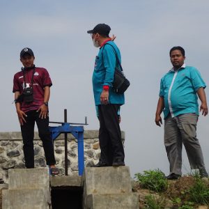 Kepala Desa Jimbaran, Kecamatan Margorejo, Suparjo (kanan) bersama salah satu personel, Edy Utomo dari Perusahaan Dua Kelinci yang menaruh peduli ikut membantu pengerukan tumpukan sampah Bendung Blado, di desa setempat.(Foto:SN/aed)