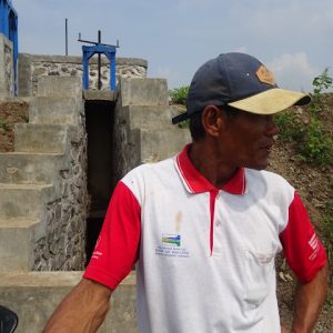 Salah seorang warga Desa Jimbaran, Kecamatan Margorejo, Kasmanto (55), begitu mendengar akan ada pembersihan tumpukan sampah di Bendung Blado, langsung menuju ke lokasi.(Foto:SN/aed)