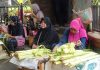 Penjual janur atau daun kelapa muda paling lama di Pasar Puri Pati yang sampai sekarang masih melakukan hal itu, adalah Mbah Sutarmi (no 3 dari kiri), warga Gunungrowo, Desa Sitiluhur, Kecamatan Gembong.(Foto:SN/aed)