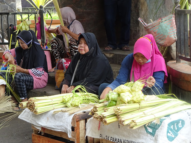 Penjual janur atau daun kelapa muda paling lama di Pasar Puri Pati yang sampai sekarang masih melakukan hal itu, adalah Mbah Sutarmi (no 3 dari kiri), warga Gunungrowo, Desa Sitiluhur, Kecamatan Gembong.(Foto:SN/aed)