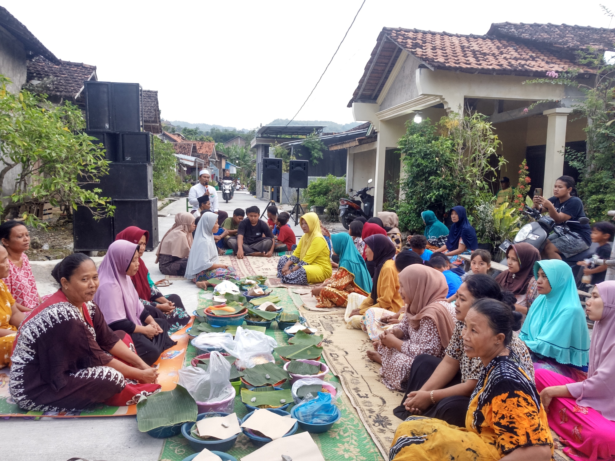 Warga Lebak Wetan, Desa/Kecamatan Sukolilo berkumpul di ruas jalan di lingkungan dukuh tempat tinggalnya saat menggelar tasyakuran bersama karena jalan tersebut selesai diperkuat dengan konstruksi rabat beton.(Foto:SN/dok-um)