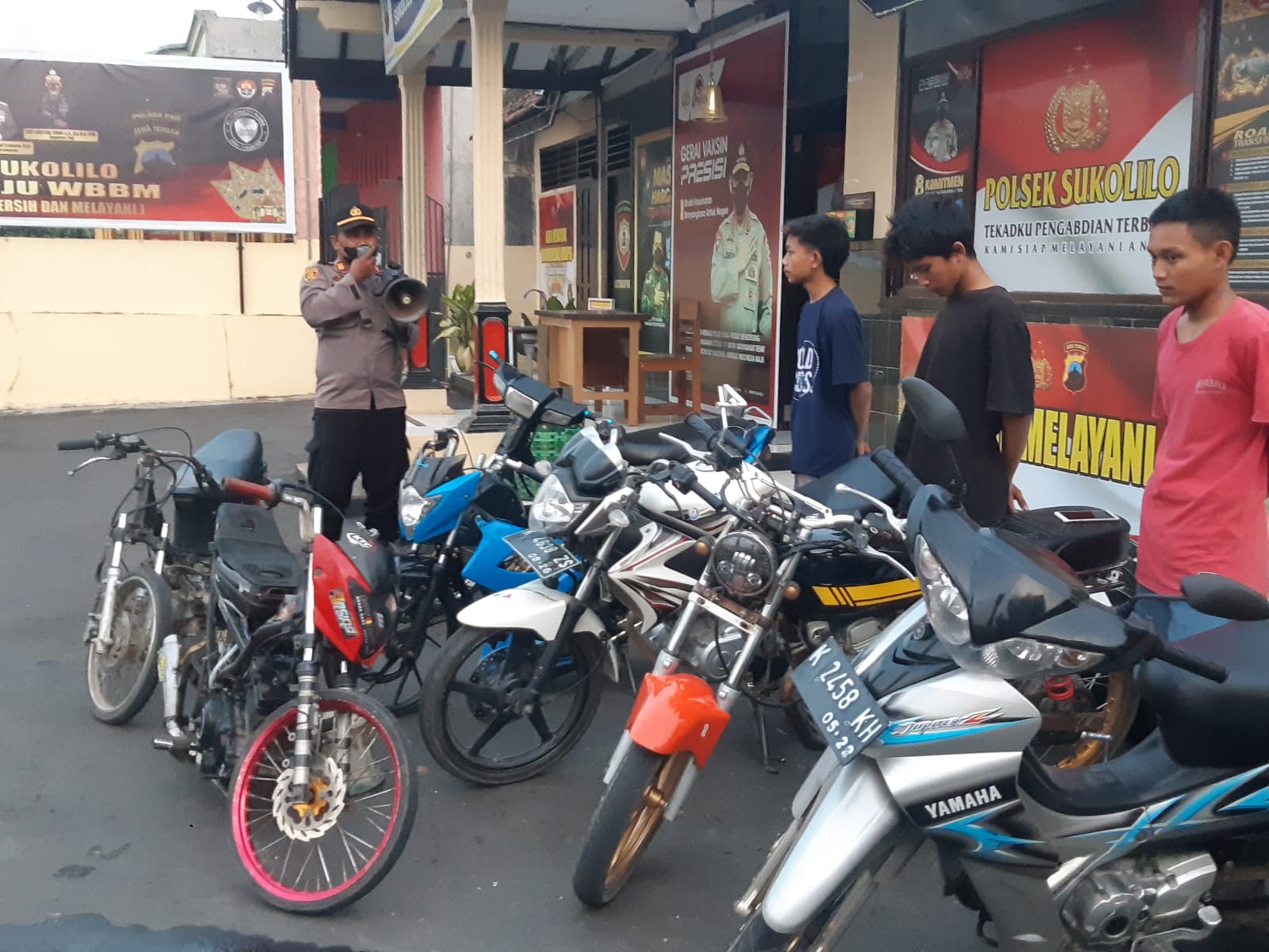 Kapolsek Sukolilo AKP Sahlan SH MM saat memimpin langsung penanganan balapan motor liar (atas) dan memberikan pengarahan kepada para pelaku yang berhasil diamankan, lengkap dengan barang bukti motor untuk balapan, di Mapolsek Sukolilo.(Foto:SN/dok-lan)