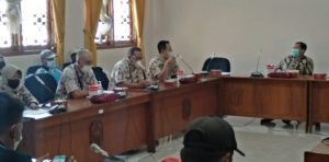 Kepala Dinas Perdagangan dan Perindustrian (Disdagperin), Hadi Santosa saat mengikuti audiensi petani bawang merah di DPRD