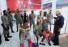 Kepala Satpol PP (kanan) melakukan pembinaan kepada gelandangan dan pengemis (Gepeng)