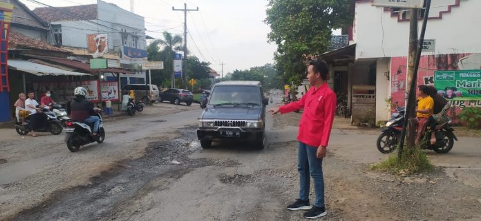 Aktivis GMNI Jepara, Yoga Bactiar (kanan/merah) menunjukkan ruas jalan Jepara-Bangsri yang ru Aktivis GMNI Jepara, Yoga Bactiar (kanan/merah) menunjukkan ruas jalan Jepara-Bangsri yang rusak