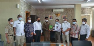 Ketua KASN Prof Dr Agus Pramusinto, MDA saat menyerahkan cindera mata kepada Ketua DPRD Jepara, Haizul Ma'arif (Foto:SN/dok-hp)