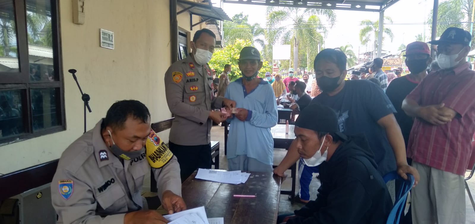 Kapolsek Tayu Iptu Aris Pristianto SH MH saat menyalurkan Bantuan Tunai PKLWN yang kurang mampu, Rabu (26/April) 2022 hari ini, baik di Mapolsek setempat dan aula pendapa kecamatan 