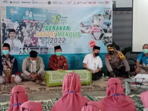 Pemateri Gerakan Santri Menulis dari Pemimpin Redaksi ''Suara Merdeka''  Gunawan Permadi (tengah) bersama Bupati Haryanto, jajaran Muspika Kecamatan Sukolilo dan pengasuh Pondok Pesantren Miftahul Khoir Desa Prawoto, Kecamatan Sukolilo.(Foto:SN/dok-lan)