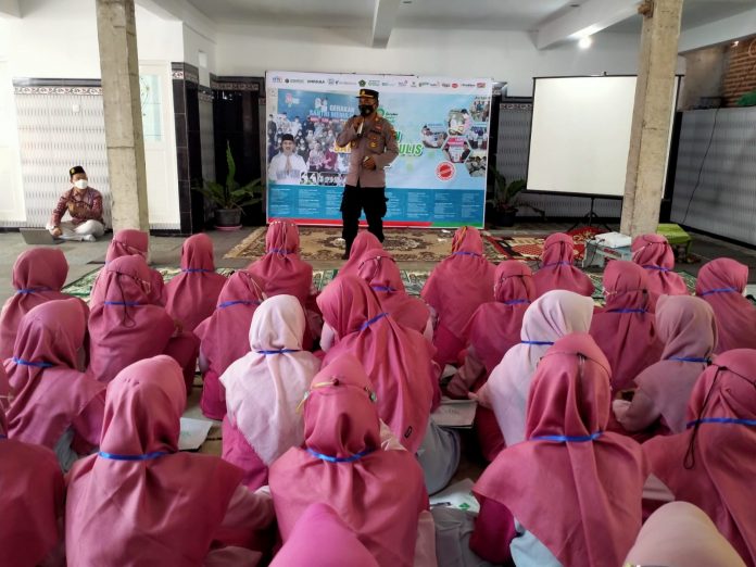 Kapolsek Sukolilo Ajun Komisaris Polisi (AKP) Sahlan SH MM saat berbicara tentang Kenakalan Remaja di Era Globalisasi saat berlangsung ''Gerakan Santri Menulis Kapolsek Sukolilo Ajun Komisaris Polisi (AKP) Sahlan SH MM saat berbicara tentang Kenakalan Remaja di Era Globalisasi saat berlangsung ''Gerakan Santri Menulis