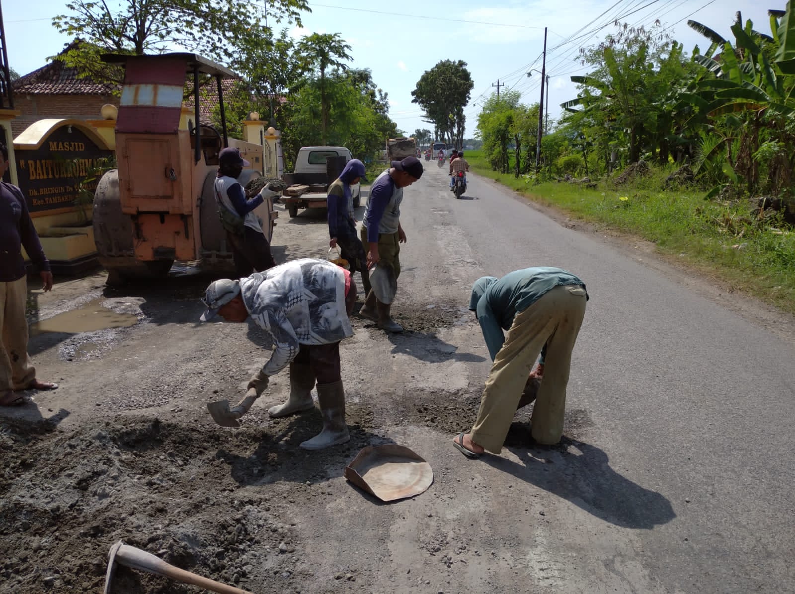 Perbaikan ruas jalan Kayen-Tambakromo, di Desa Tambaharjo, Kecamatan Tambakromo. Ruas jalan tersebut juga masuk daftar paket pekerjaan peningkatan yang sudah ada rekanan pemenang.(Foto:SN/dok-an)