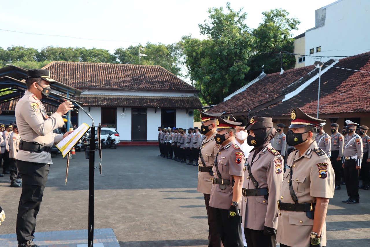 Kapolres Pati AKBP Christian Tobing SI SH MH memimpin upacara serah terima jabatan dan pengambilan sumpah/janji Kasat Samapta, Kasat Polairud, Kapolsek Dukuhseti dan Kasikum Polres Pati, Senin (11/April) kemarin di halaman belakang ekwil Pati.(Foto:SN/dok-kar)