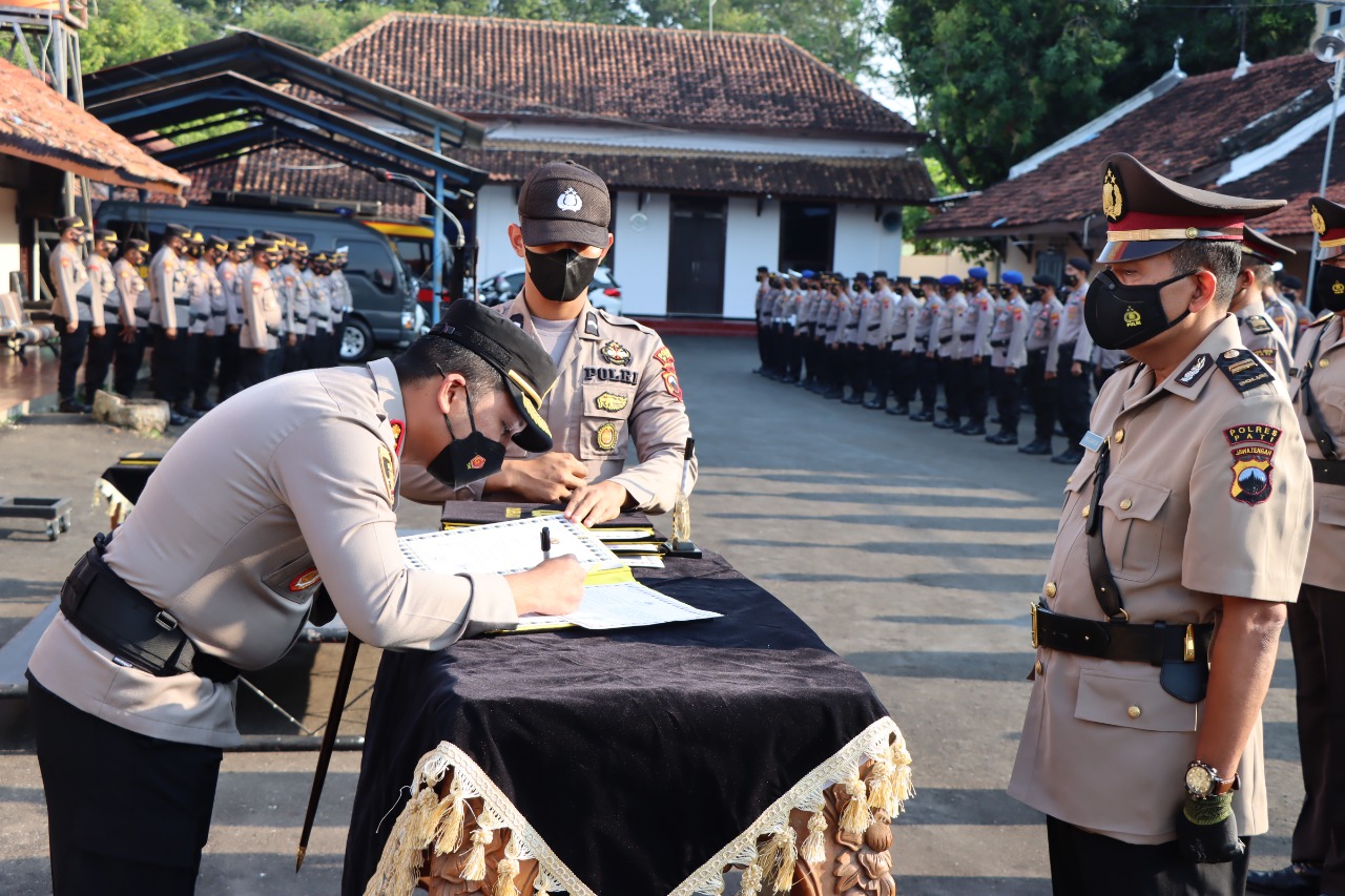 Penandatanganan berita acara serah terima jabatan di dilingkungan Polres Pati.(Foto:SN/dok-kar) Penandatanganan berita acara serah terima jabatan di dilingkungan Polres Pati.(Foto:SN/dok-kar) 