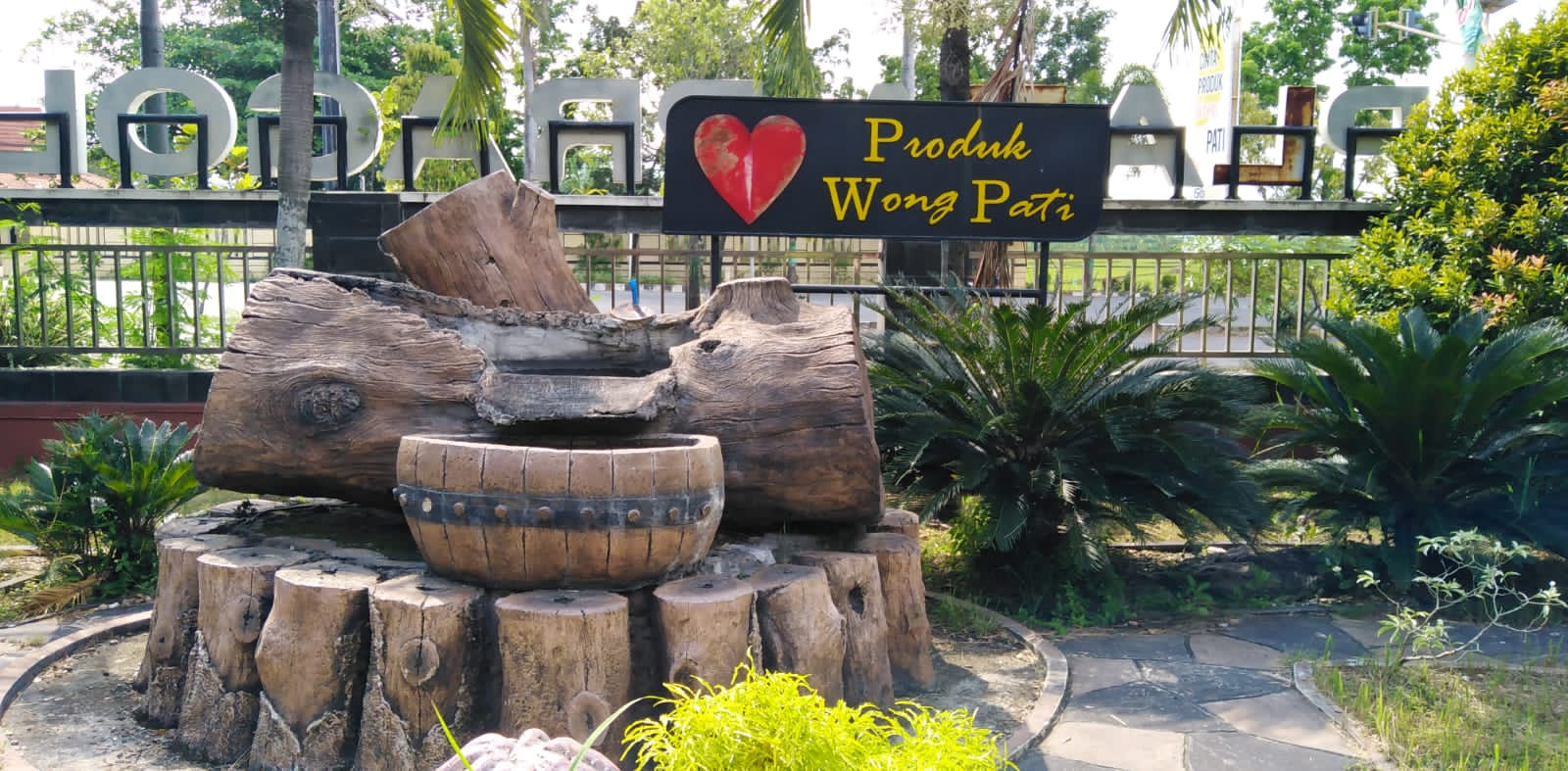 Taman depan Plaza Pragolo mendorong untuk mencintai produk wong Pati